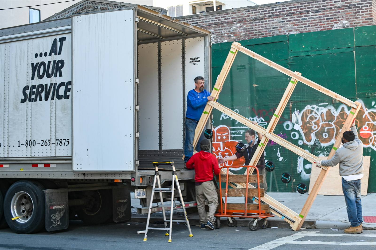 Team beim Verladen — Berlin Entsorgung 24
